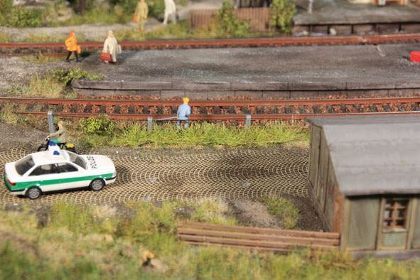 Heki 1816 - Grasstreifen 10 mm hoch 100 mm lang Frühling H0/0/1