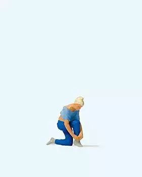 Preiser 28167 - Frau beim Schuhe binden H0 1:87