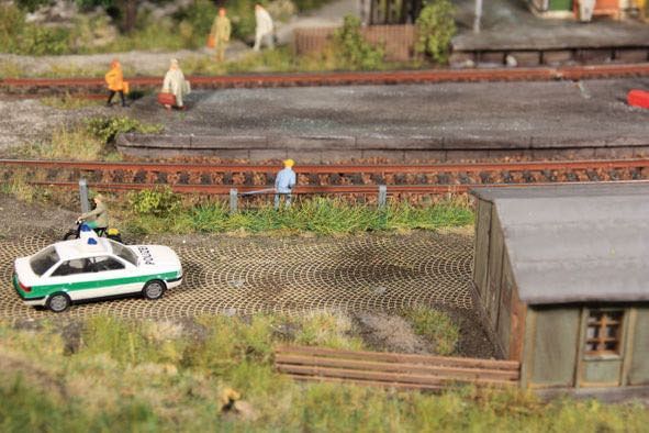 Heki 1817 - Grasstreifen 10 mm hoch 100 mm lang Sommer H0/0/1