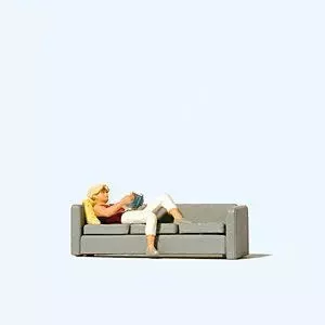Preiser 28179 - Lesende auf Sofa H0 1:87