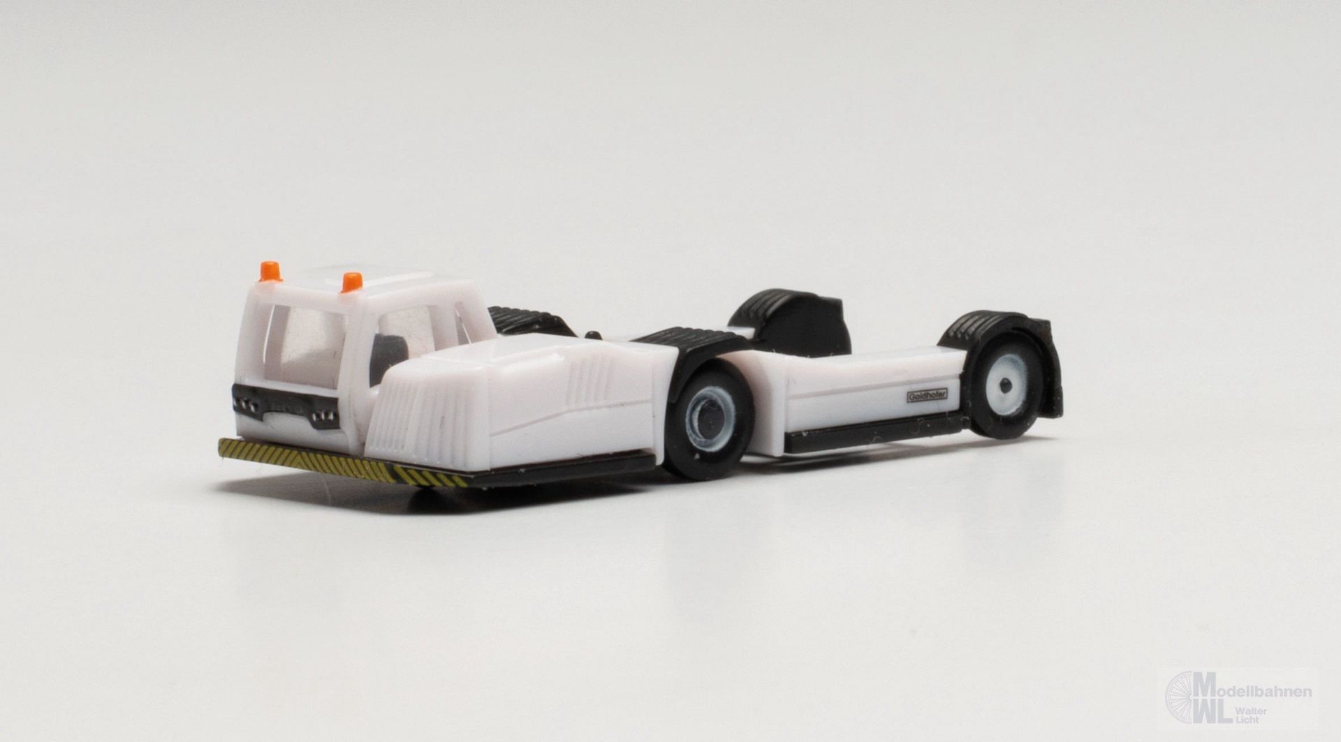 Herpa 572088 - Goldhofer AST-2 airplane tractor 1:200 Herpa 572088 - Goldhofer AST-2 airplane tractor 1:200