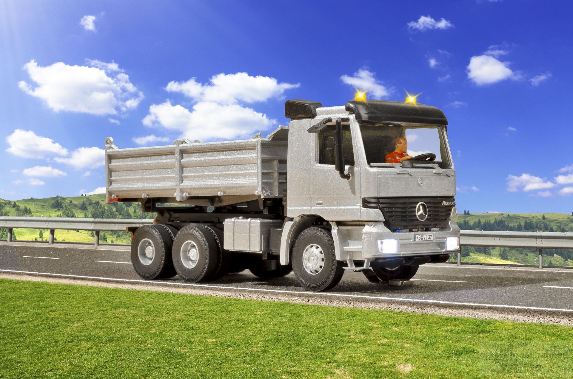 Viessmann 8037 - CarMotion Mercedes-Benz Actros Muldenkipper mit Rundumleuchten silber H0 1:87