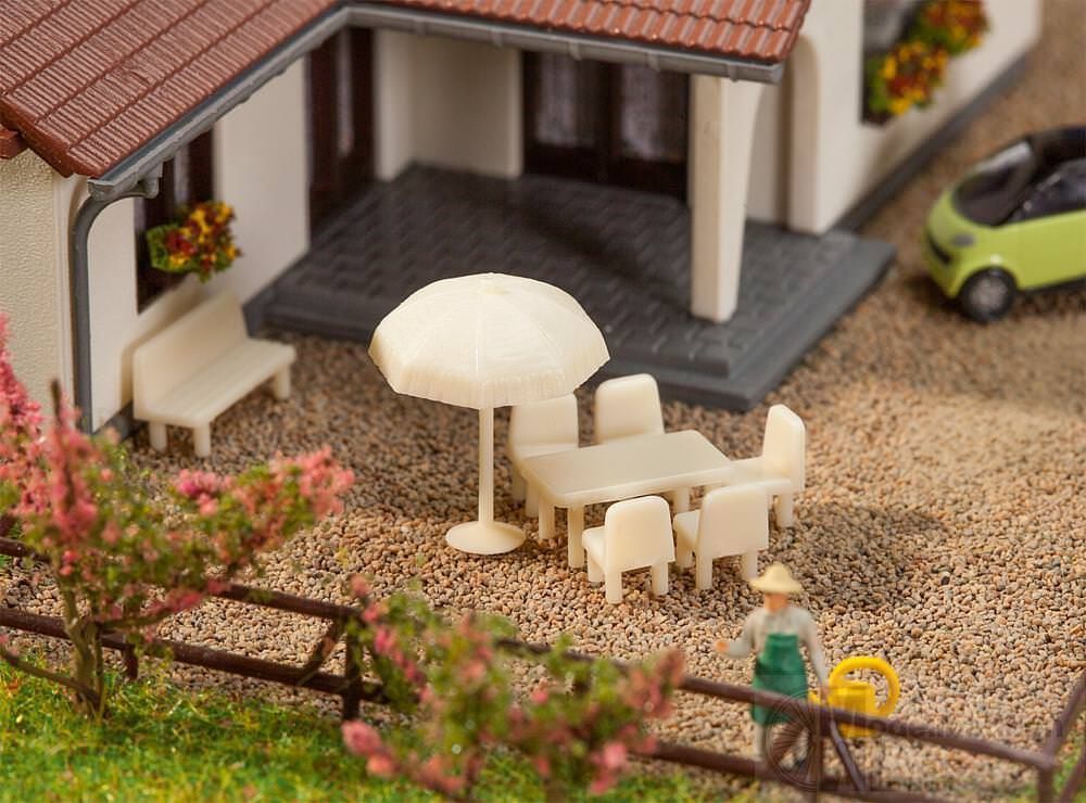 Faller 272905 - Tische, Stühle, Sonnenschirme N 1:160