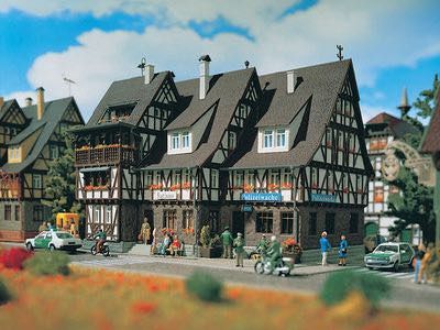 Vollmer 43693 - Rathaus Polizeiwache und Gefängnis mit Inneneinrichtung und Beleuchtug H0 1:87 Vollmer 43693 - Rathaus Polizeiwache und Gefängnis mit Inneneinrichtung und Beleuchtug H0 1:87