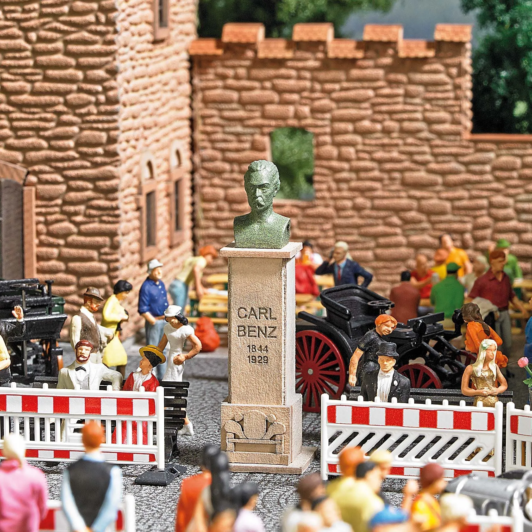 Busch 7732 - Carl Benz Statue H0 1:87