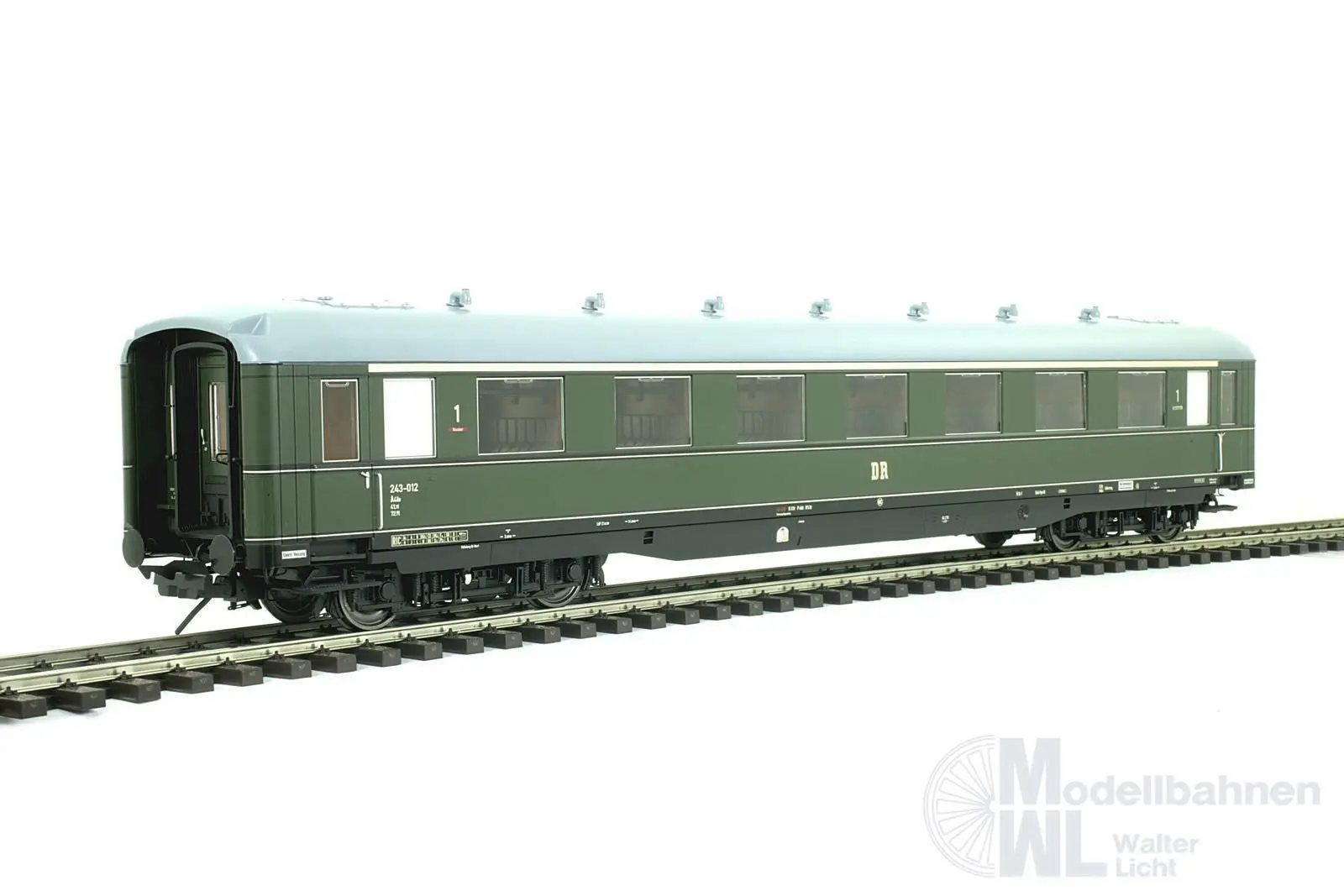 Lenz 41260-04 - Schürzenwagen DR Ep.III 1.Kl. AB4ü-38 flaschengrün Spur 0