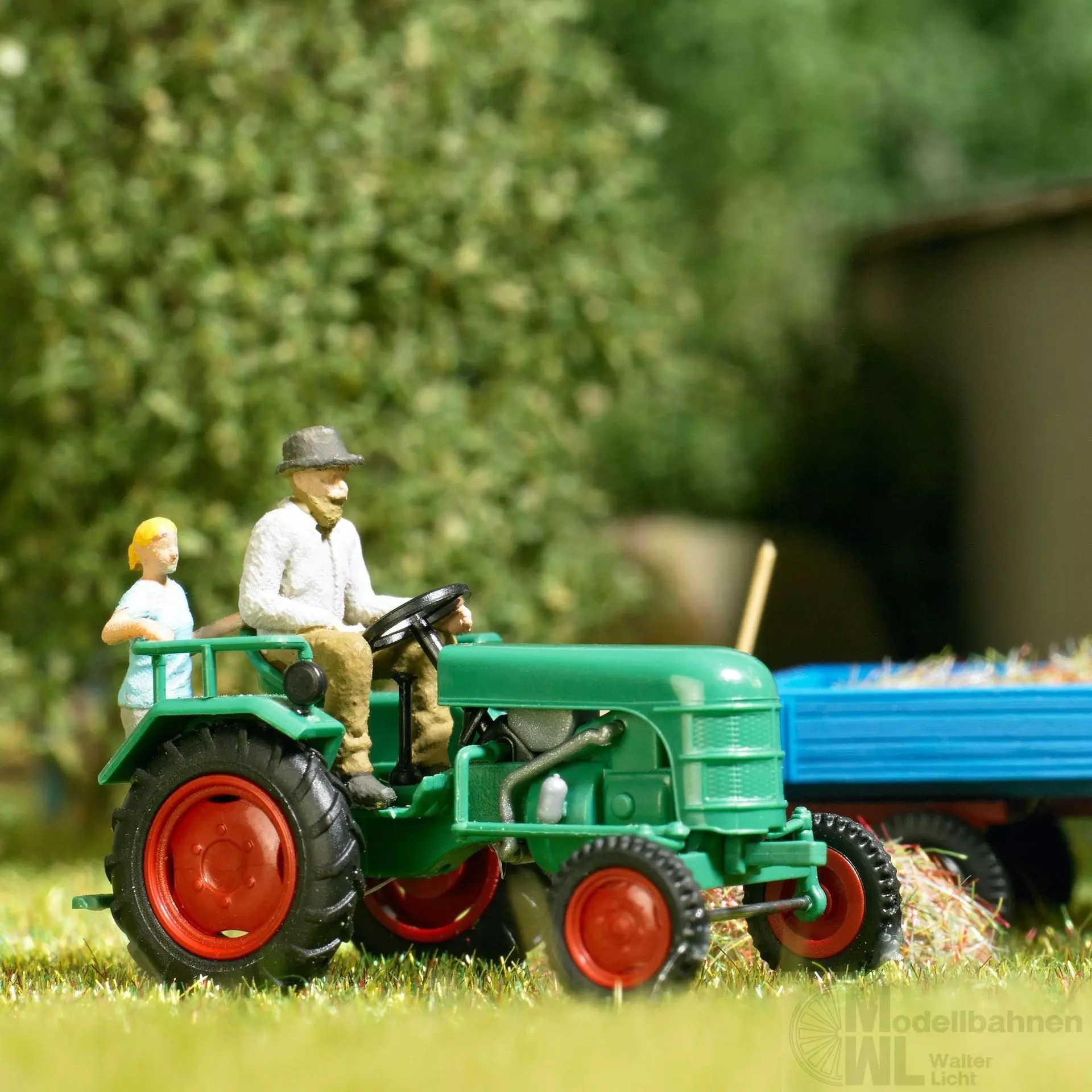 Busch 40072 - Traktor Kramer KL 11 mit Bauer und Kind H0 1:87