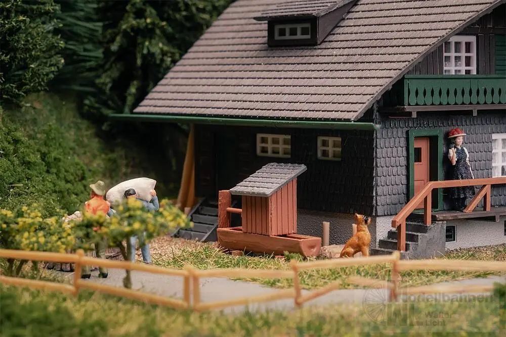 Faller 130010 - Jubiläumsmodell Schwarzwaldhaus mit Figur H0 1:87