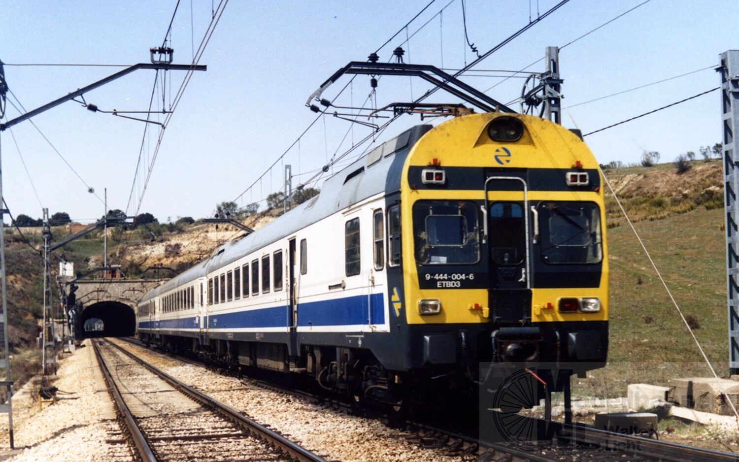 Arnold 2618 - Triebzug Reihe 444-011 RENFE Ep.V blau/weiß N 1:160