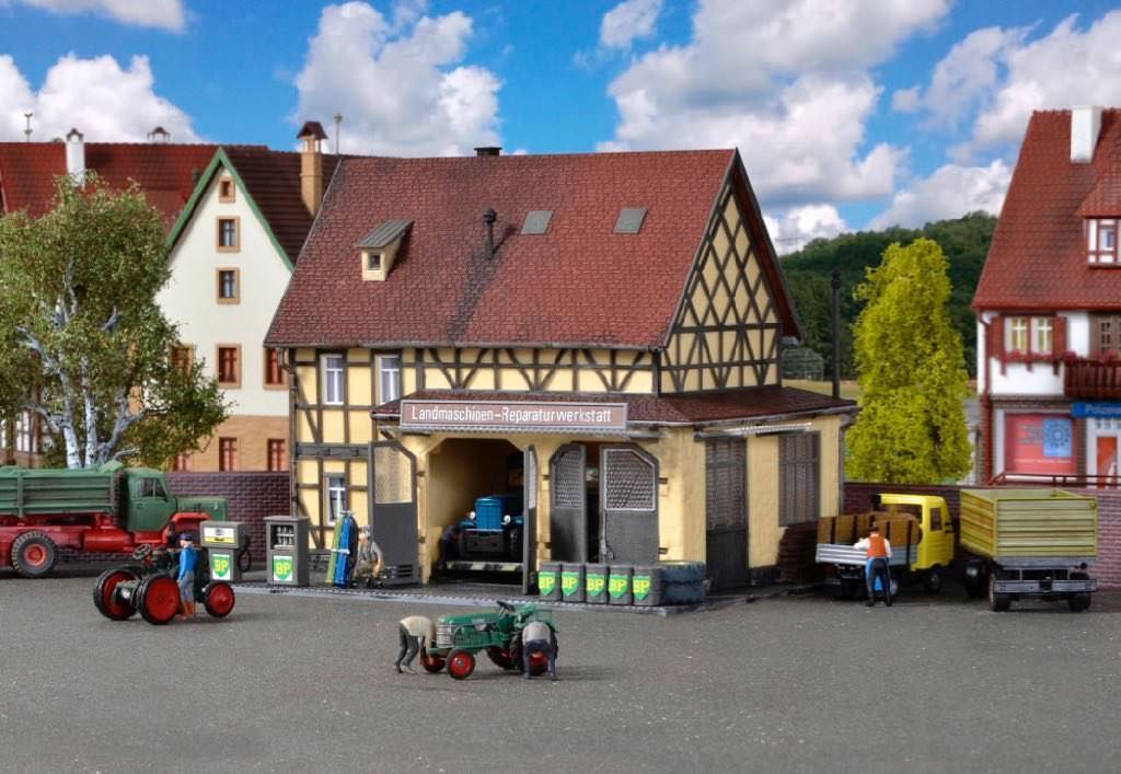 Vollmer 43682 - Landmaschinen-Werkstatt mit LED-Beleuchtung H0 1:87