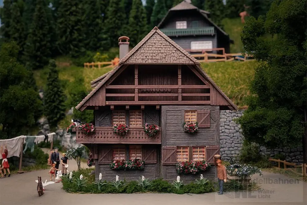 Faller 130012 - Jubiläumsmodell Uhrenmacherhaus mit Figur H0 1:87