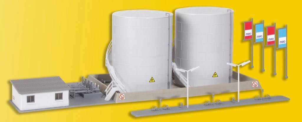 Kibri 37467 - Zwei Hochtanks MIRO mit Bürogebäude und Abfüllstation N 1:160