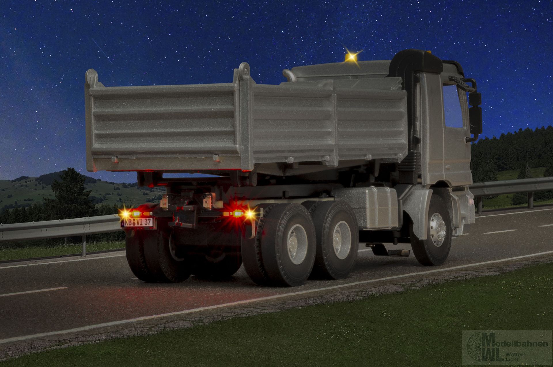 Viessmann 8037 - CarMotion Mercedes-Benz Actros Muldenkipper mit Rundumleuchten silber H0 1:87