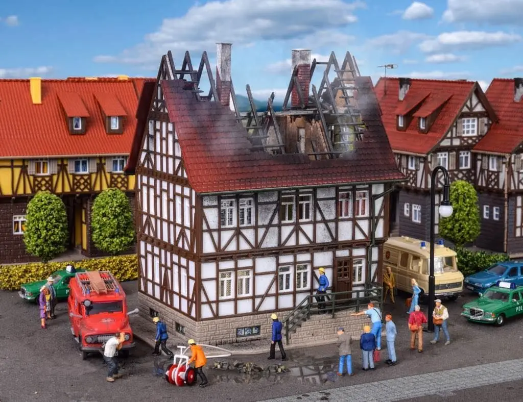 Vollmer 43728 - Brennendes Haus H0 1:87