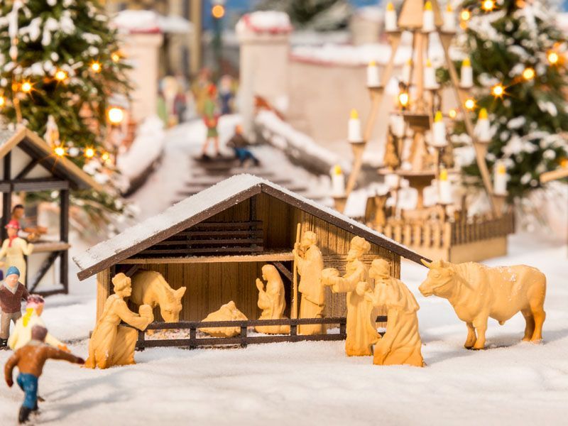 Noch 14394 - Weihnachtsmarkt-Krippe mit Figuren in Holzoptik H0 1:87