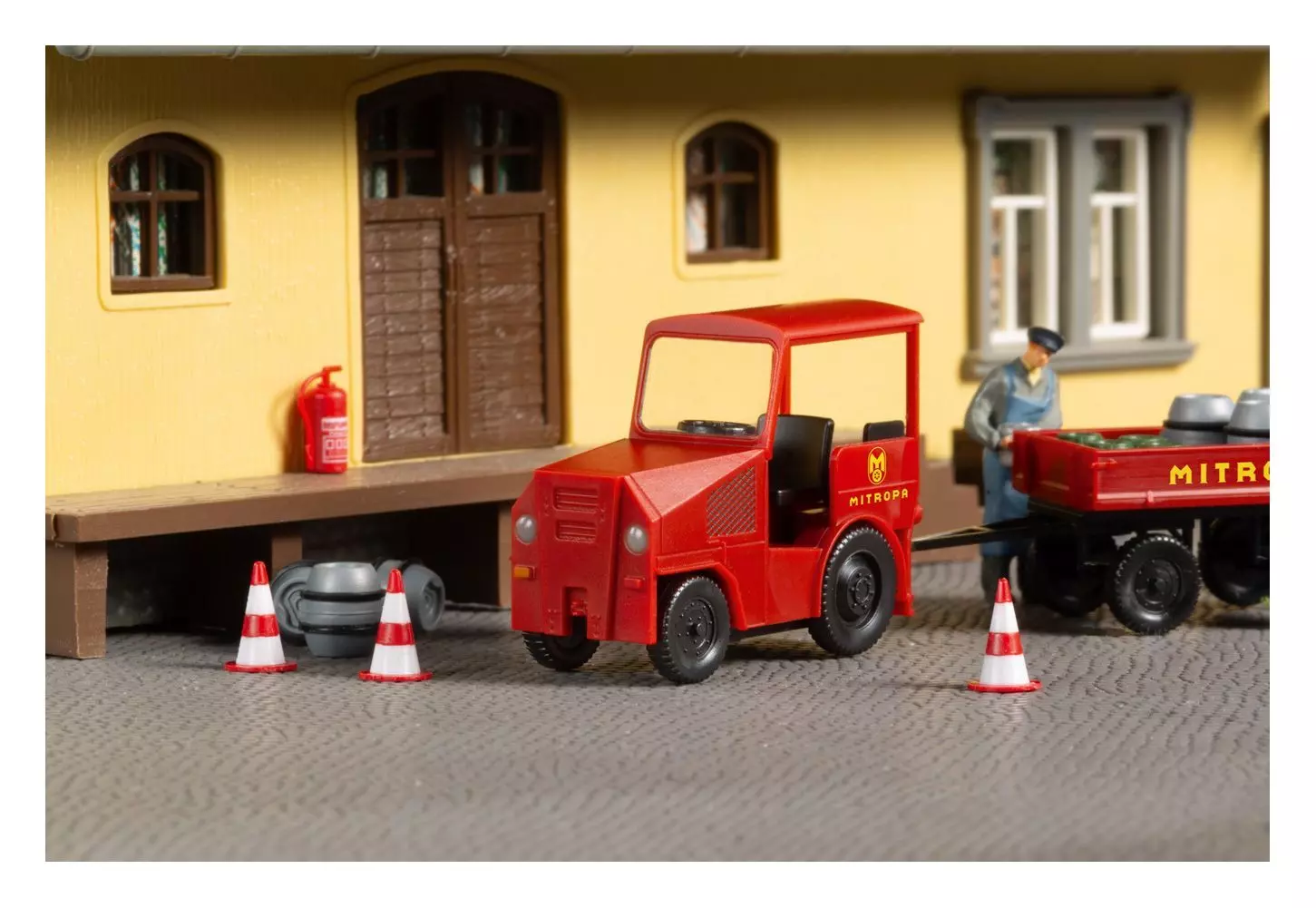 Auhagen 40511 - Pomßenschlepper mit Anhänger Mitropa H0 1:87