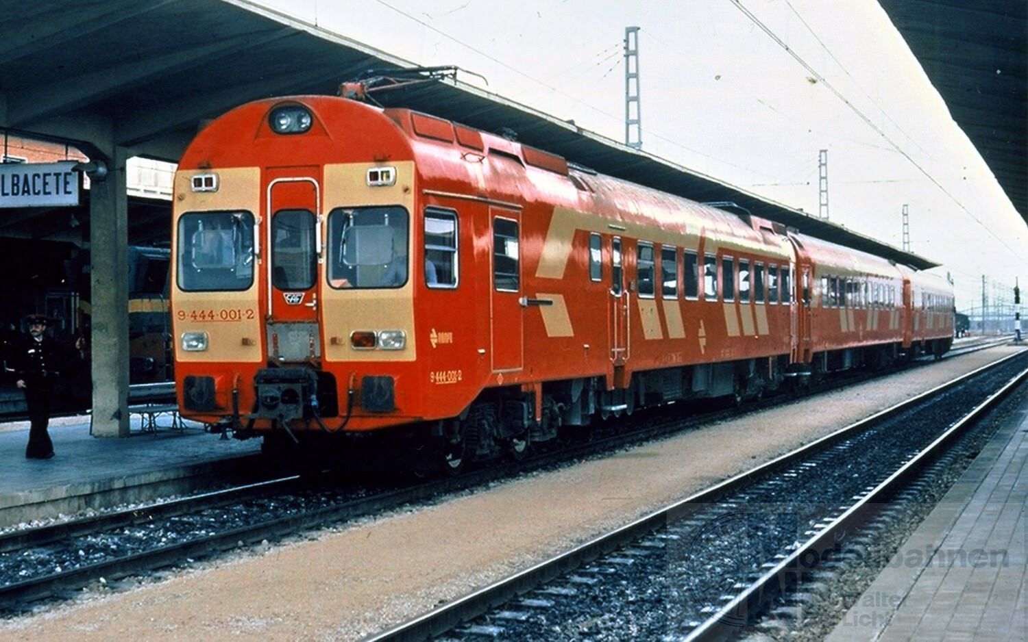 Arnold 2616S - Triebzug Reihe 444-004 RENFE Ep.IV rot/gelb N 1:160 Sound
