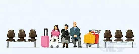 Preiser 10661 - Drei wartende Reisende mit Koffern und drei Bänken H0 1:87