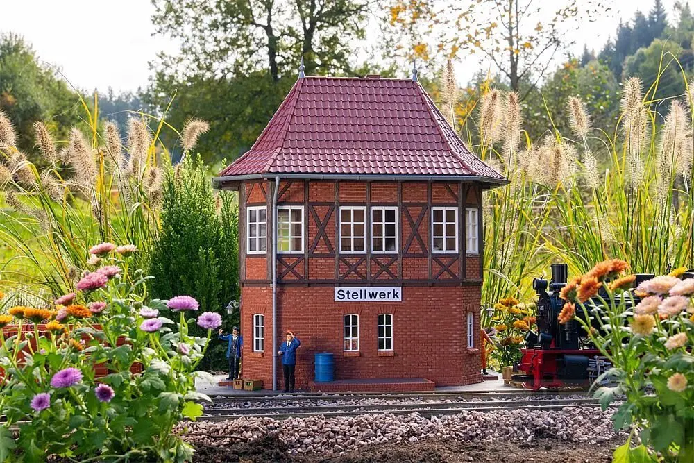 Pola 330883 - Stellwerk mit Fachwerk LGB 1:22,5