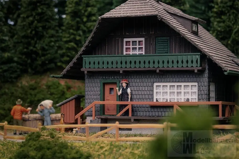 Faller 130010 - Jubiläumsmodell Schwarzwaldhaus mit Figur H0 1:87