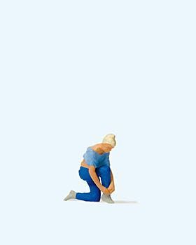 Preiser 28167 - Frau beim Schuhe binden H0 1:87