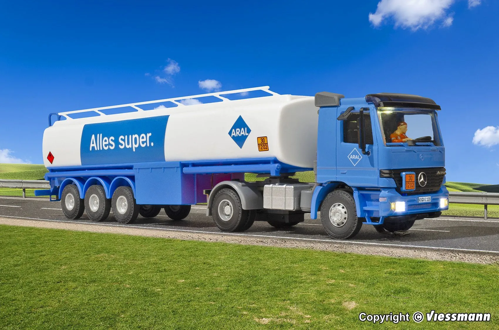 Viessmann 8061 - CarMotion Mercedes-Benz ACTROS mit ARAL Tankauflieger H0 1:87