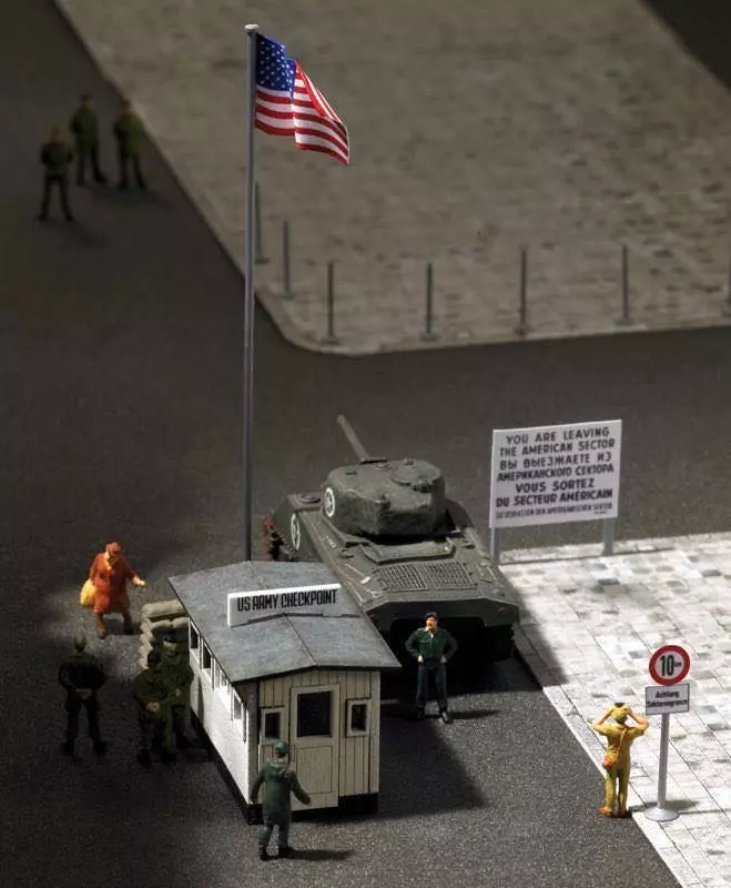 Busch 1490 - Checkpoint Charlie H0 1:87