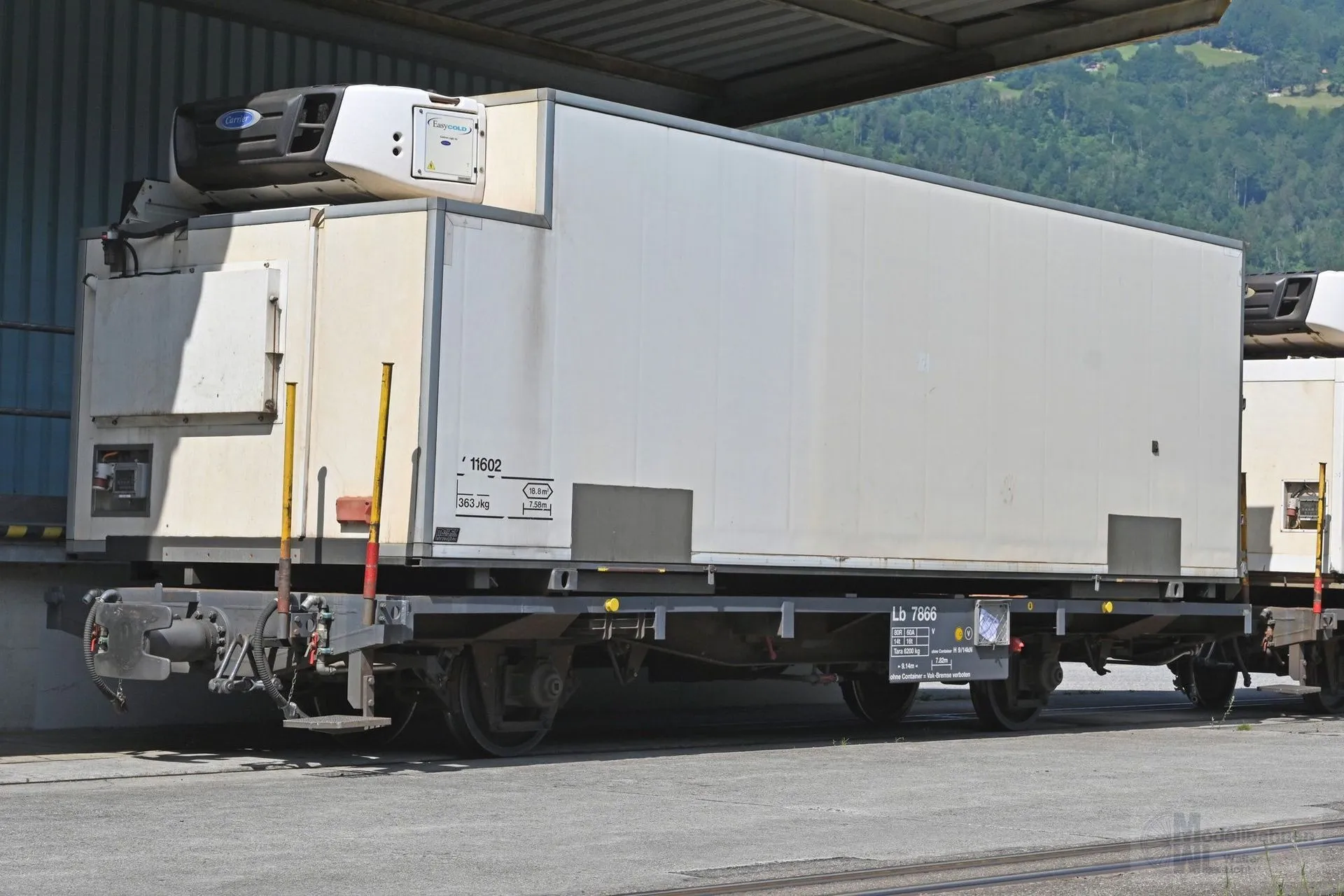 Bemo 2269161 - Containerwagen RhB Ep.VI Lb-v 7864 mit Kühlcontainer Y 11601 H0m