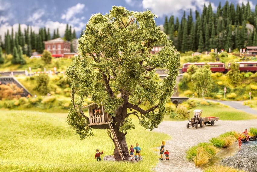 Noch 21765 - Baum mit Baumhaus 15 cm hoch H0 1:87