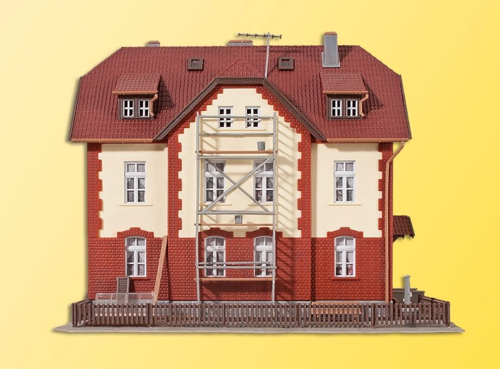 Kibri 39315 - Eisenbahner-Wohnhaus mit Baugerüst und Nebengebäude H0 1:87
