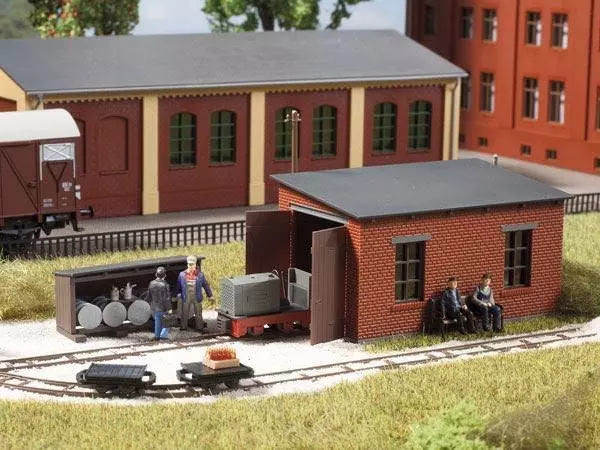 Auhagen 41708 - Feldbahnlokschuppen mit Tankstelle H0 1:87