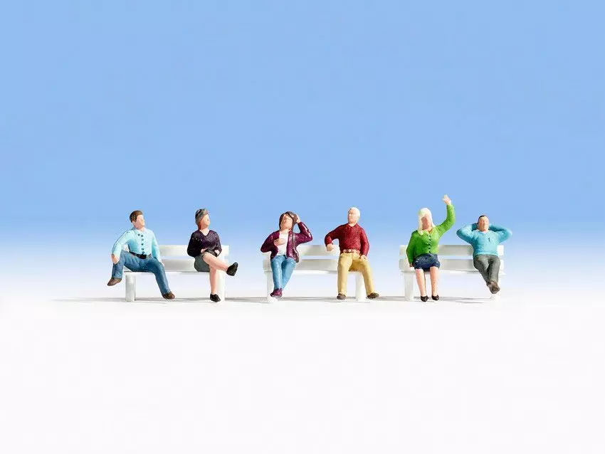 Noch 36540 - Sitzende (ohne Bänke) N 1:160