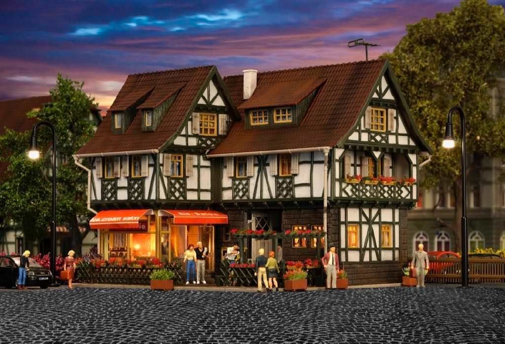 Vollmer 43683 - Konditorei mit Eissalon Inneneinrichtung und LED Beleuchtung H0 1:87