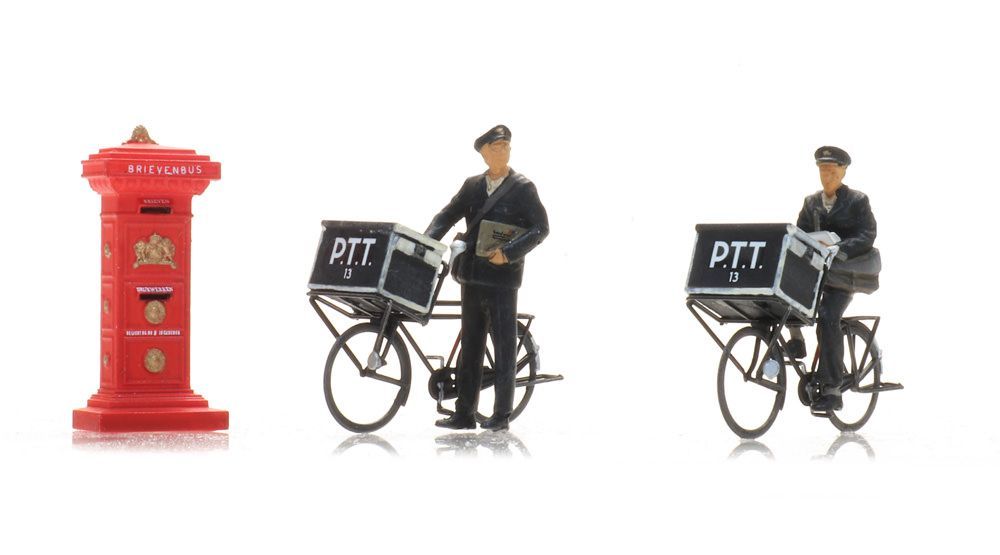 ARTITEC b.v. 5870052 - Fahrradfahrende Postboten mit Briefkasten H0 1:87