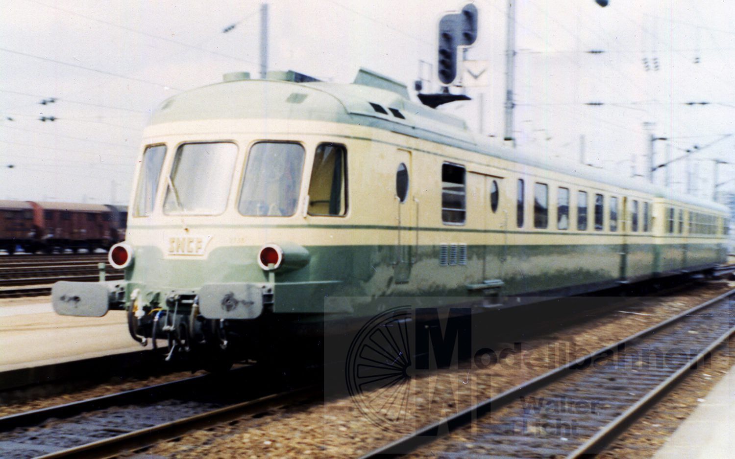 Jouef 2462 - Triebwagen RGP SNCF Ep.IV mit Beiwagen grün/beige H0/GL