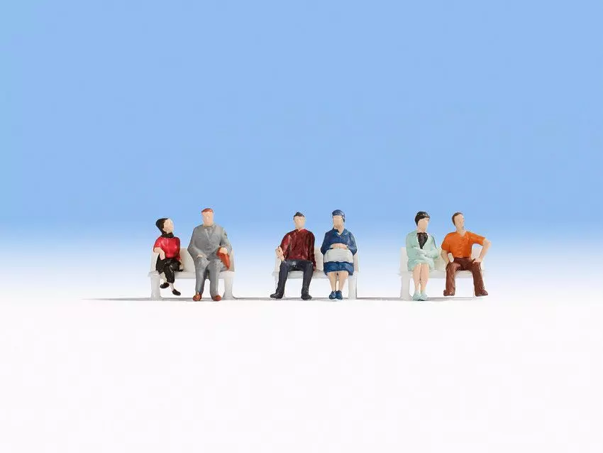 Noch 38130 - Sitzende (ohne Bänke) N 1:160