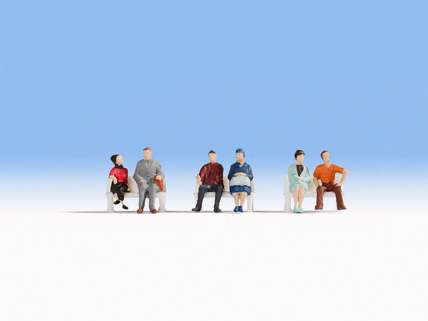 Noch 38130 - Sitzende (ohne Bänke) N 1:160