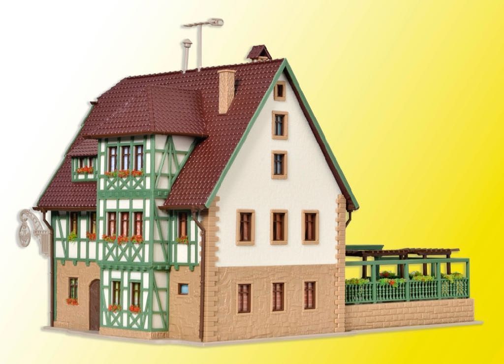 Vollmer 43736 - Gasthaus mit Metzgerei und Inneneinrichtung und LED Beleuchtung H0 1:87