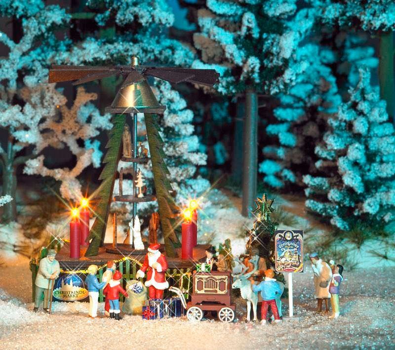 Busch 1415 - Ortspyramide (ca. 70 mm hoch) mit Holzfiguren H0 1:87