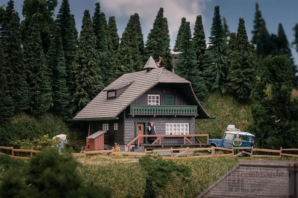 Faller 130010 - Jubiläumsmodell Schwarzwaldhaus mit Figur H0 1:87