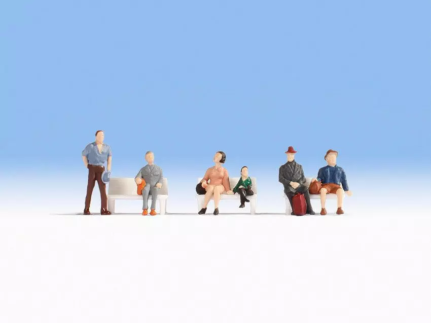 Noch 18116 - Reisende (ohne Bänke) H0 1:87