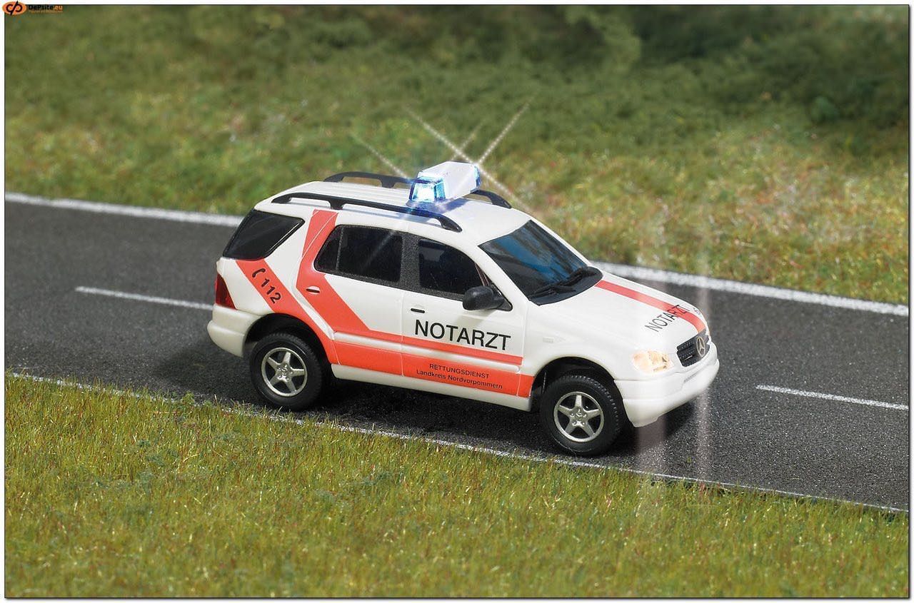 Busch 5631 - Mercedes-Benz M Klasse Notarzt m.Blinklicht H0 1:87 Busch 5631 - Mercedes-Benz M Klasse Notarzt m.Blinklicht H0 1:87