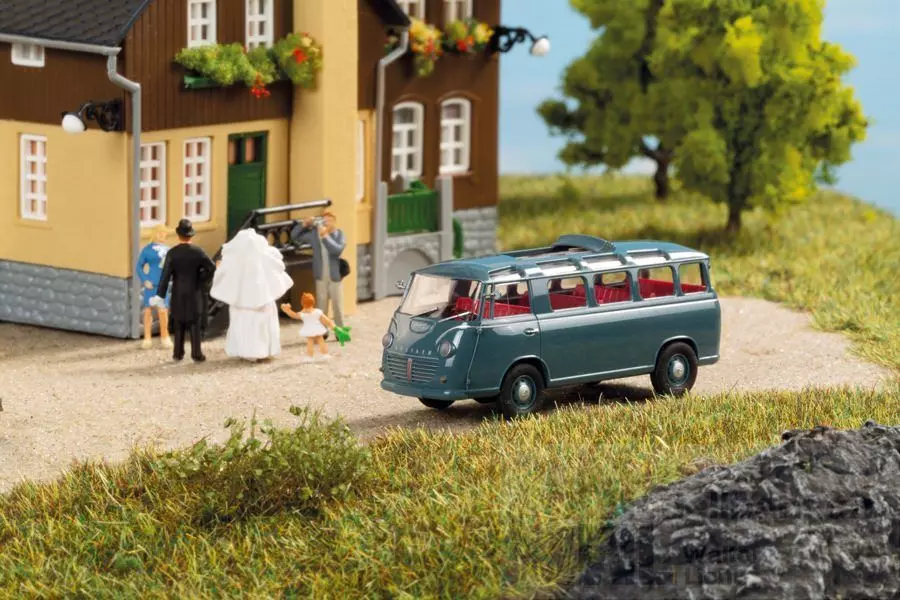 mini car 66018 - Goliath Express 1100 Luxusbus hellblaugrau Dach offen H0 1:87