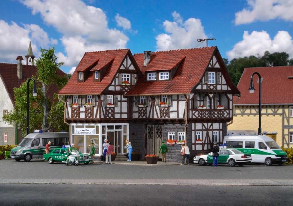 Vollmer 43600 - Juweliergeschäft mit Überfallszenario und LED Beleuchtung H0 1:87 Vollmer 43600 - Juweliergeschäft mit Überfallszenario und LED Beleuchtung H0 1:87