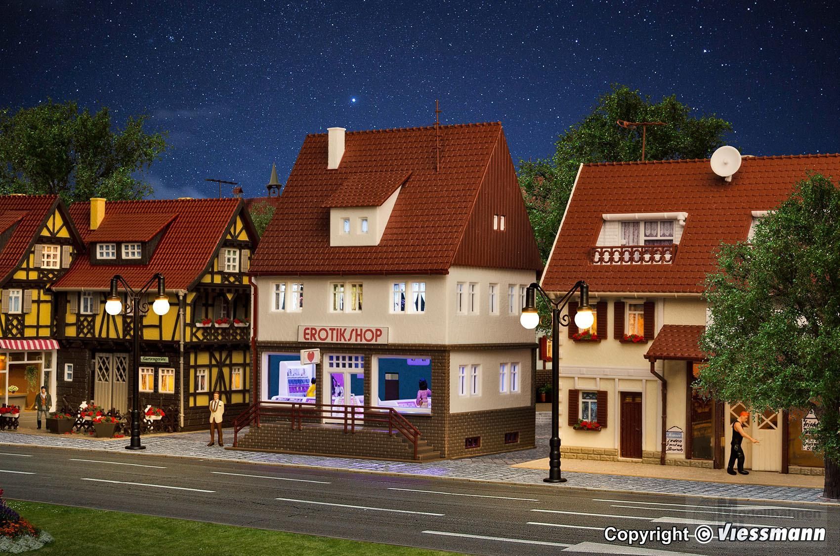 Vollmer 43870 - Erotikshop mit Einrichtung und Beleuchtung H0 1:87 Vollmer 43870 - Erotikshop mit Einrichtung und Beleuchtung H0 1:87