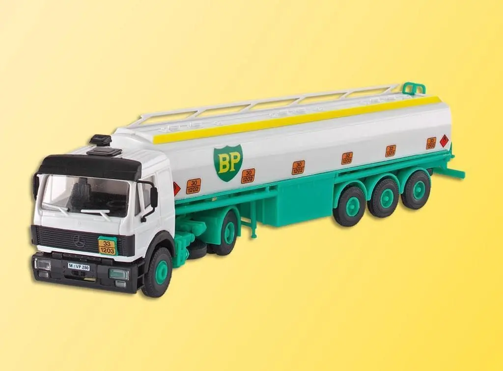 Kibri 14670 - Mercedes-Benz 2-achs Zugmaschine mit Tankauflieger BP H0 1:87