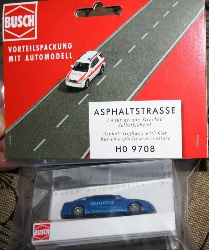 Busch 9708 - Asphaltstrasse 1m mit div. Automodell H0 1:87