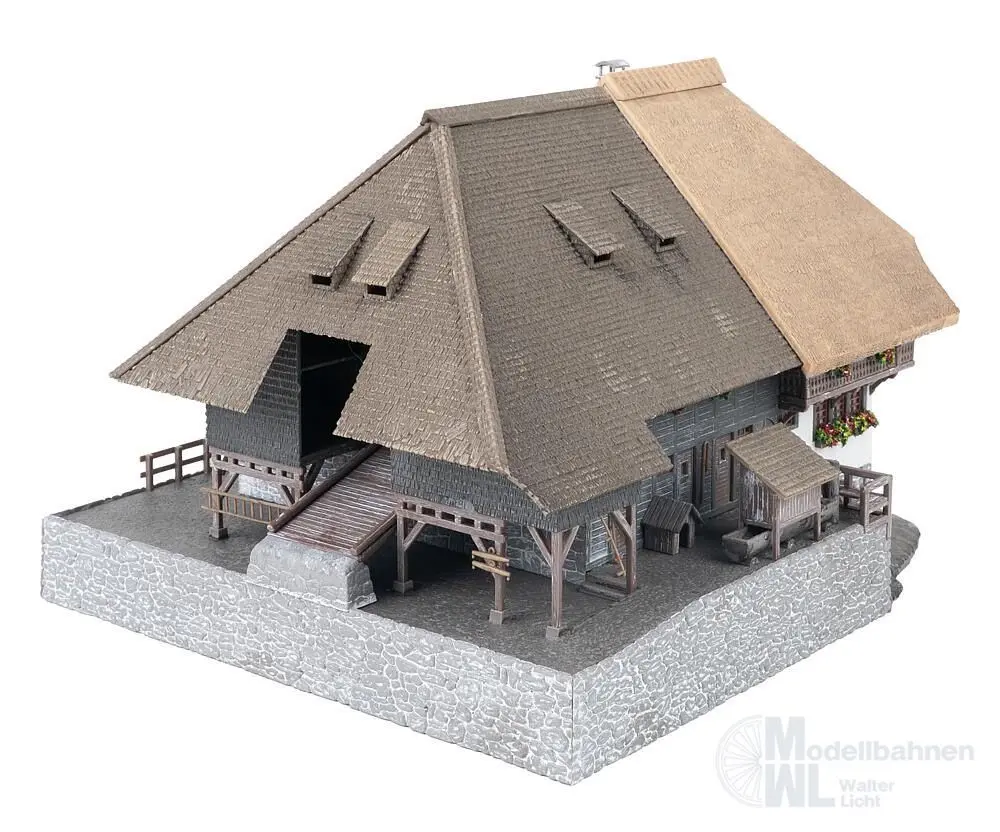Faller 130013 - Jubiläumsmodell Schwarzwaldhof mit 2 Figuren H0 1:87