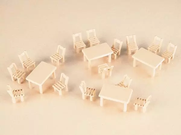 Auhagen 41607 - 8 Holztische, 40 Holzstühle H0 1:87