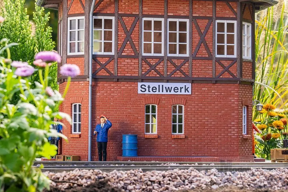 Pola 330883 - Stellwerk mit Fachwerk LGB 1:22,5